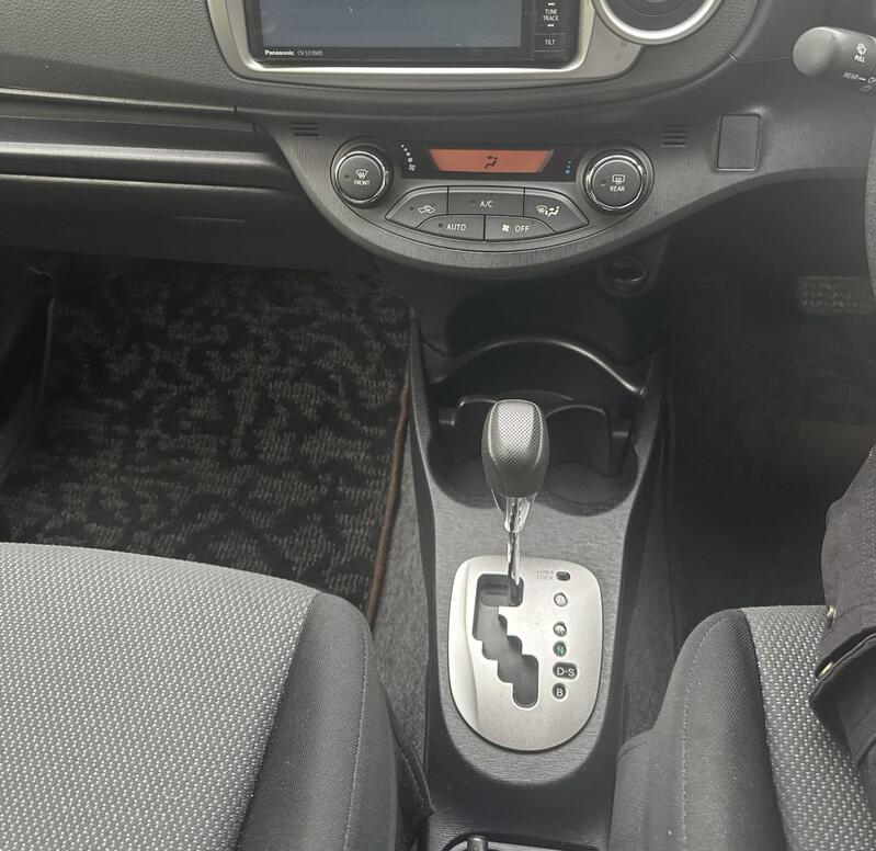 TOYOTA VITZ Yaris, 1.3 Petrol 5 Dr 2013